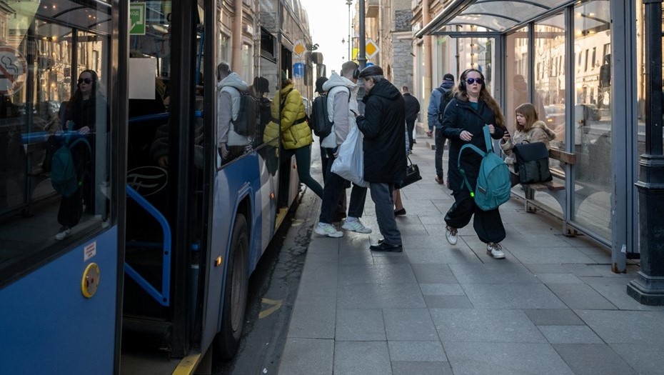    Остановка общественного транспорта. Пассажиры выходят и садятся в троллейбус. Автор фото: Тихонов Михаил