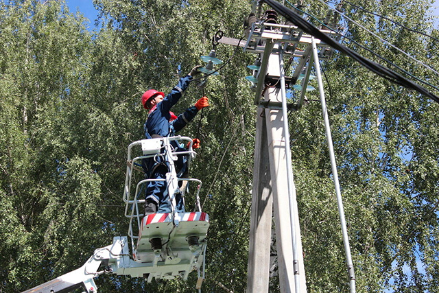 Снова ветер, гроза и град. В 6 округах Тверской области нарушено энергоснабжение