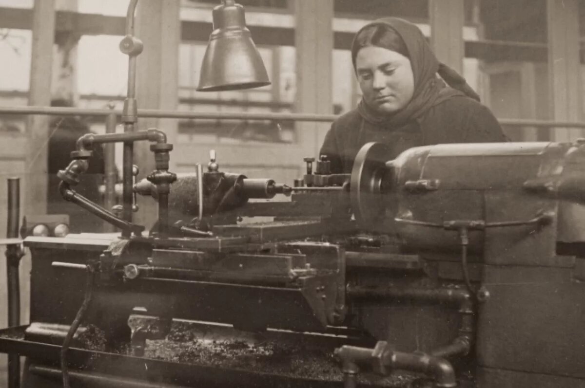    Люди работали по 12-14 часов.