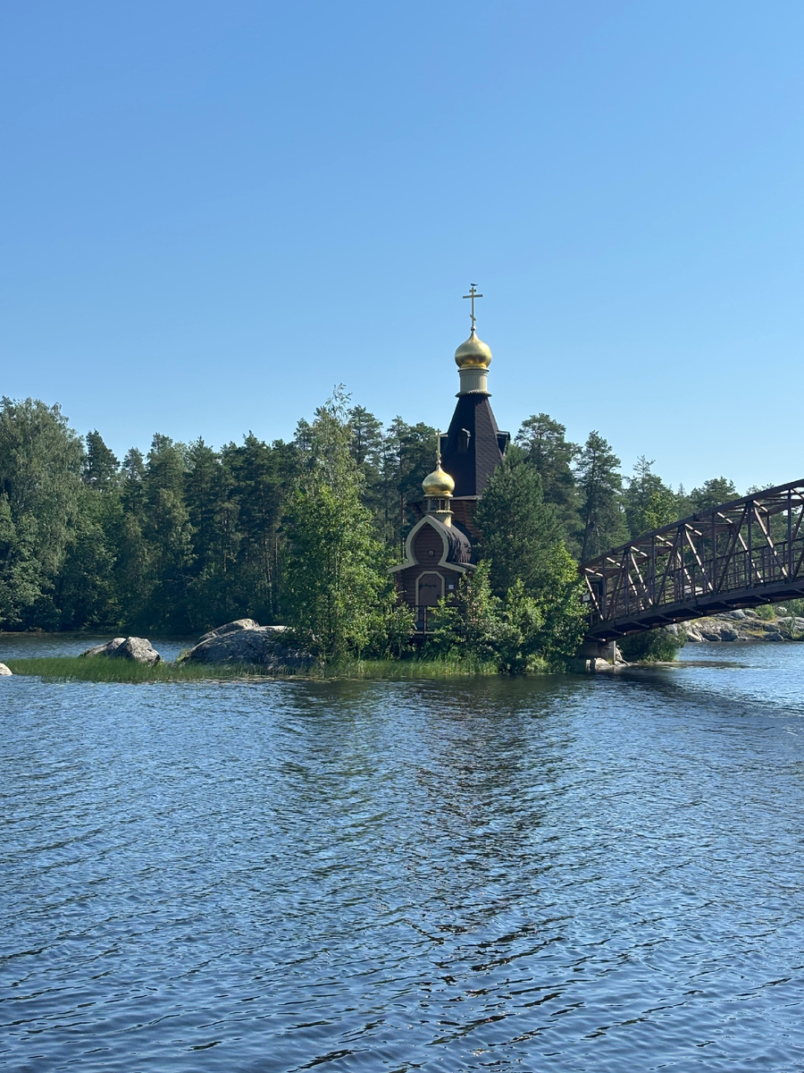 Храм назван в честь одного из двенадцати учеников Иисуса Христа — апостола Андрея Первозванного, который, по церковному преданию, был в этих местах и крестил людей в местных водах. Храм построен к 2000 -му году, выполнен в стиле древнего деревянного зодчества, расположен на маленьком островке в живописном месте среди водной глади, является поистине жемчужиной этих мест. К нему стекаются паломники из всей России и других стран.