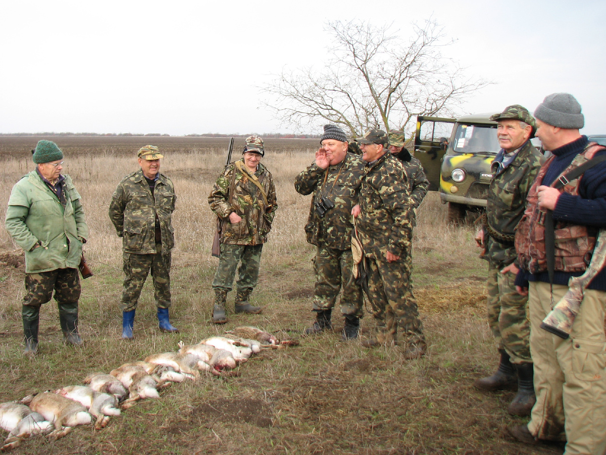 Почти каждая мой охота в Крыму была юогата на занятные истории... Так, к примеру, делили добычу на знаменитой ветеранской охоте на зайца в Сакских угодьях