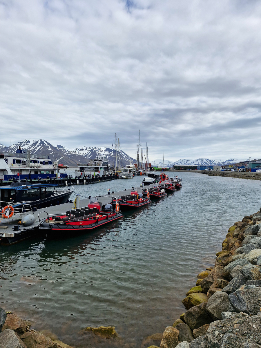 Портовые причалы. Открытые прогулочные лодки