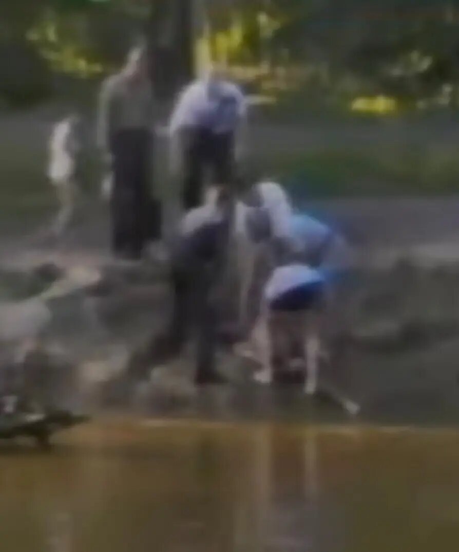    Садырин спасает ребенка. Фото: скриншот YouTube-канала «Футбол в Сибири»