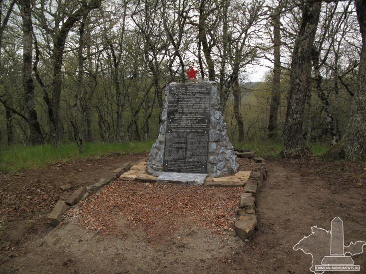 В ЕЧНАЯ СЛАВА ГЕРОЯМ,ПАВШИМ В БОРЬБЕ С НЕМЕЦКО-РУМЫНСКИМИ ЗАХВАТЧИКАМИ
И МЕСТНЫМИ КОЛЛАБОРАЦИОНИСТАМИ