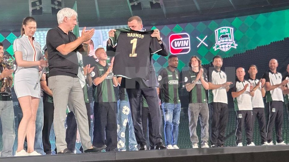    Вручение именной футболки мэру Краснодара.