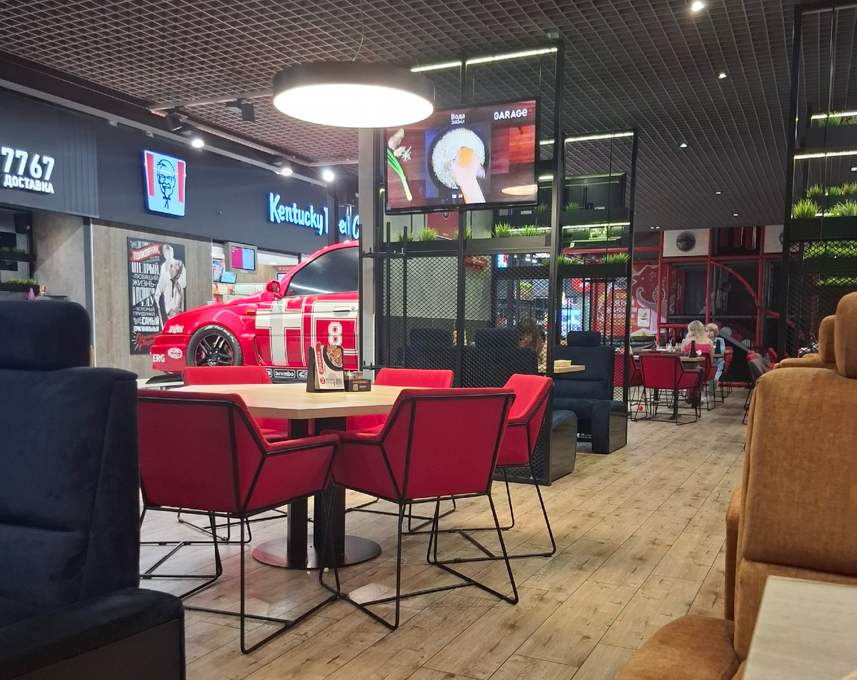 Наш "Гараж" в Минске. На заднем фоне детская площадка