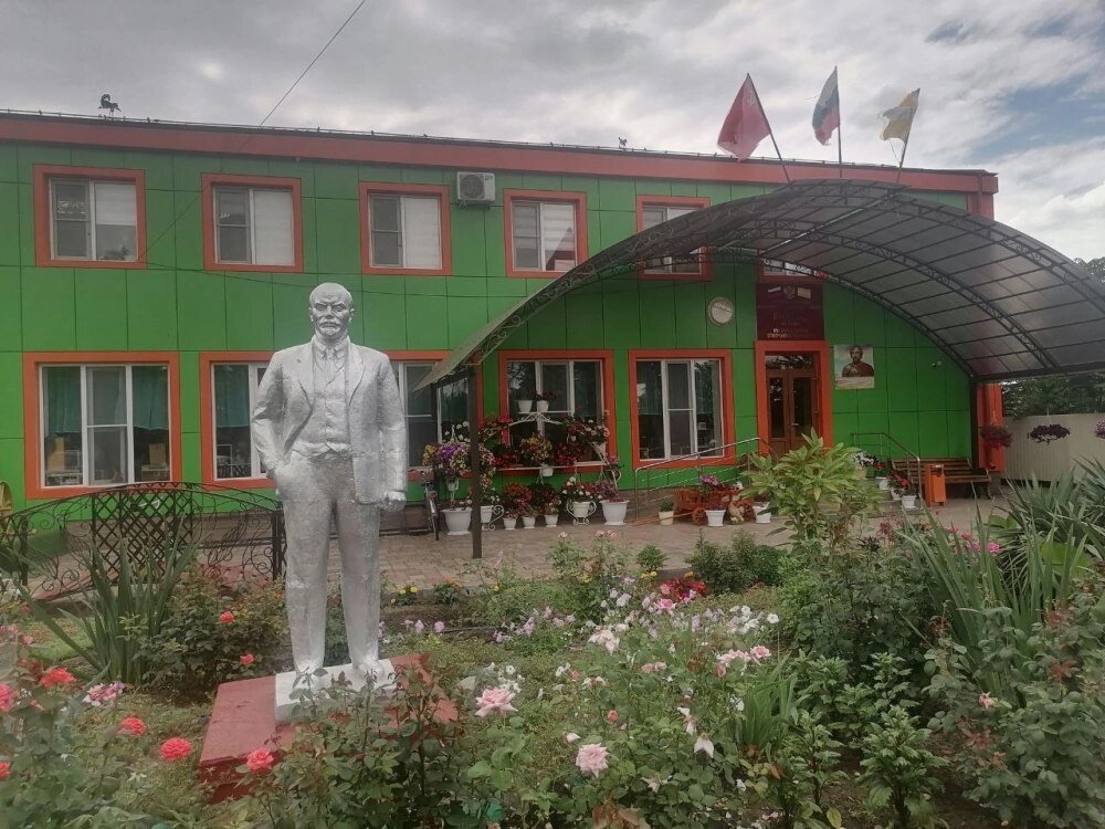    Администрация хозяйства утопает в цветах. Фото: АиФ-Северный Кавказ/ Светлана Болотникова