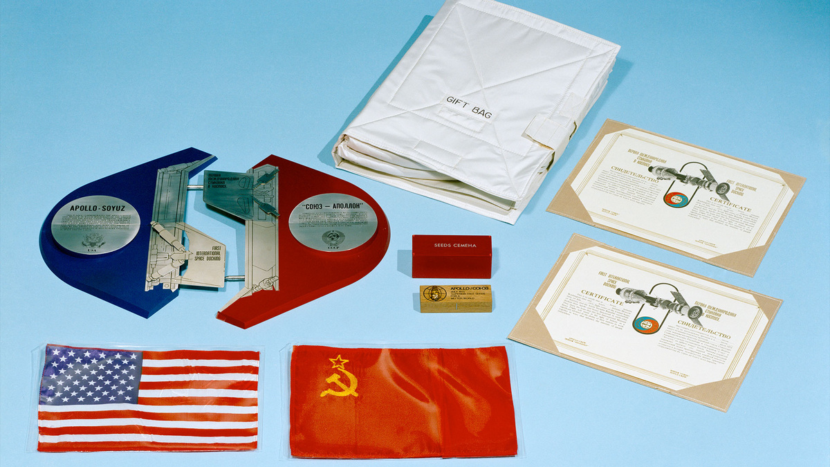 Предметы для обмена находившиеся на борту космического корабля "Аполлон" во время совместного советско-американского испытательного полета "Союз-Аполлон". 
