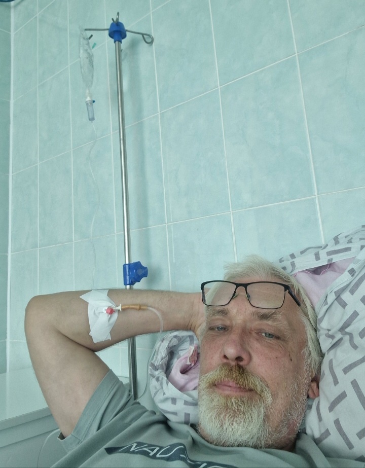 Пока позировал, преднизолон с физраствором весь ушёл в вену, взбодриться меня и огрочив медсестру.