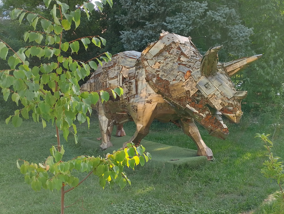 Трицератопс из компьютерных деталей возле Музея им. Коваленко (Краснодар)