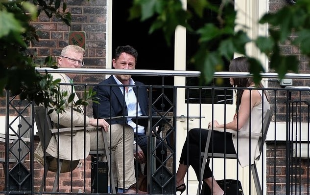 Тайные переговоры представителей Карла III и принца Гарри ведутся на открытой террасе, а двое еще и смотрят прямо в камеру.