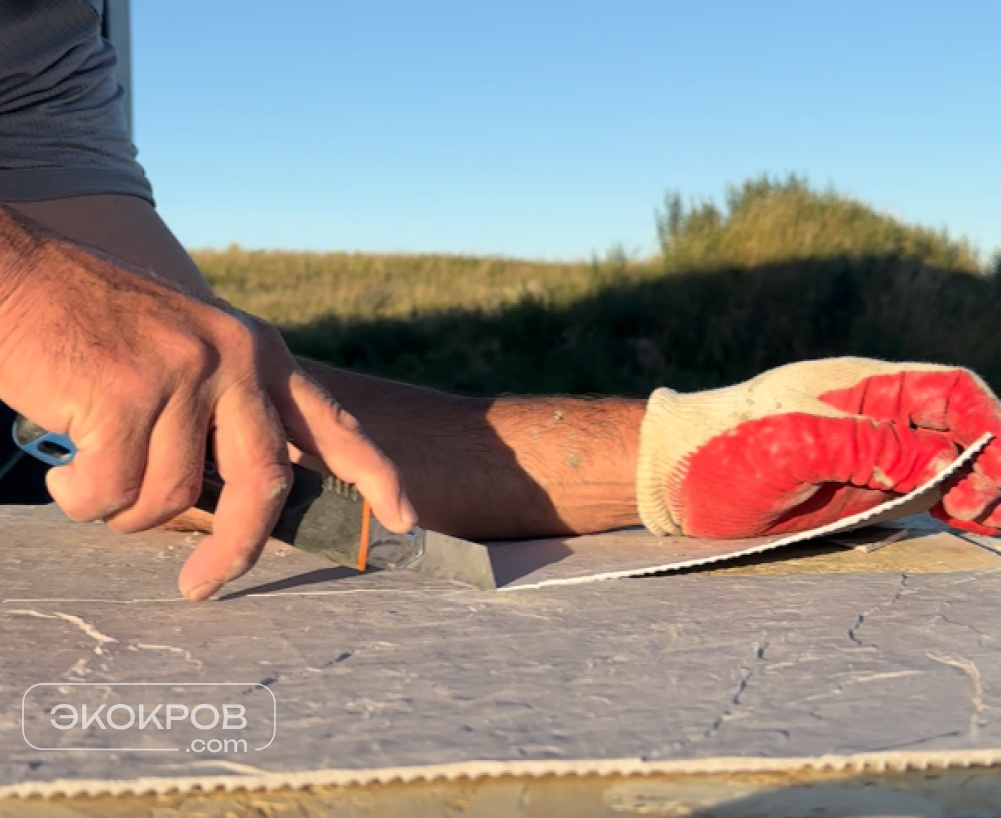 Гибкий камень ЭкоКров легко режется ножом
