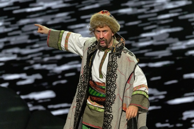 Оскар Кучера в роли казака Чуба в музыкальном спектакле «Ночь перед Рождеством». Фото пресс-службы Московского государственного академического театра «Русская песня»