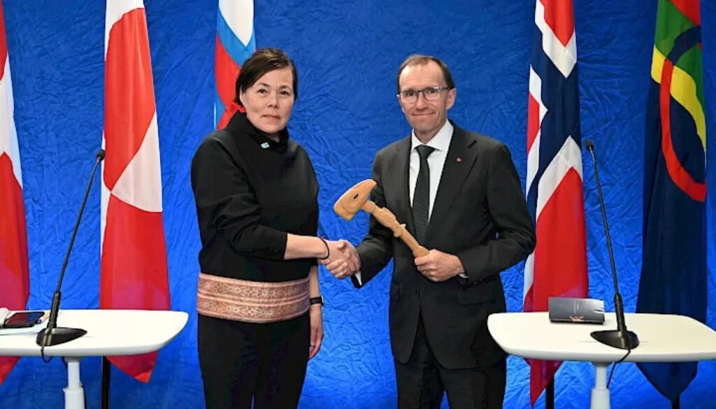 Фото: Эспен Барт Эйде (справа), министр иностранных дел Норвегии, передает председательство в Арктическом совете Вивиан Мотцфельдт, министру иностранных дел и научных исследований Гренландии, представляющей Королевство Дания (Источник – Минетта Вестерлунд / Секретариат Арктического совета)
