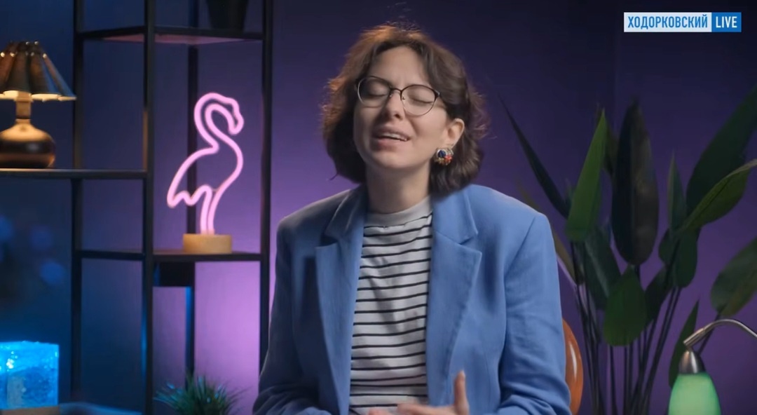 Сплетничает и жмурится от удовольствия. Скриншот 