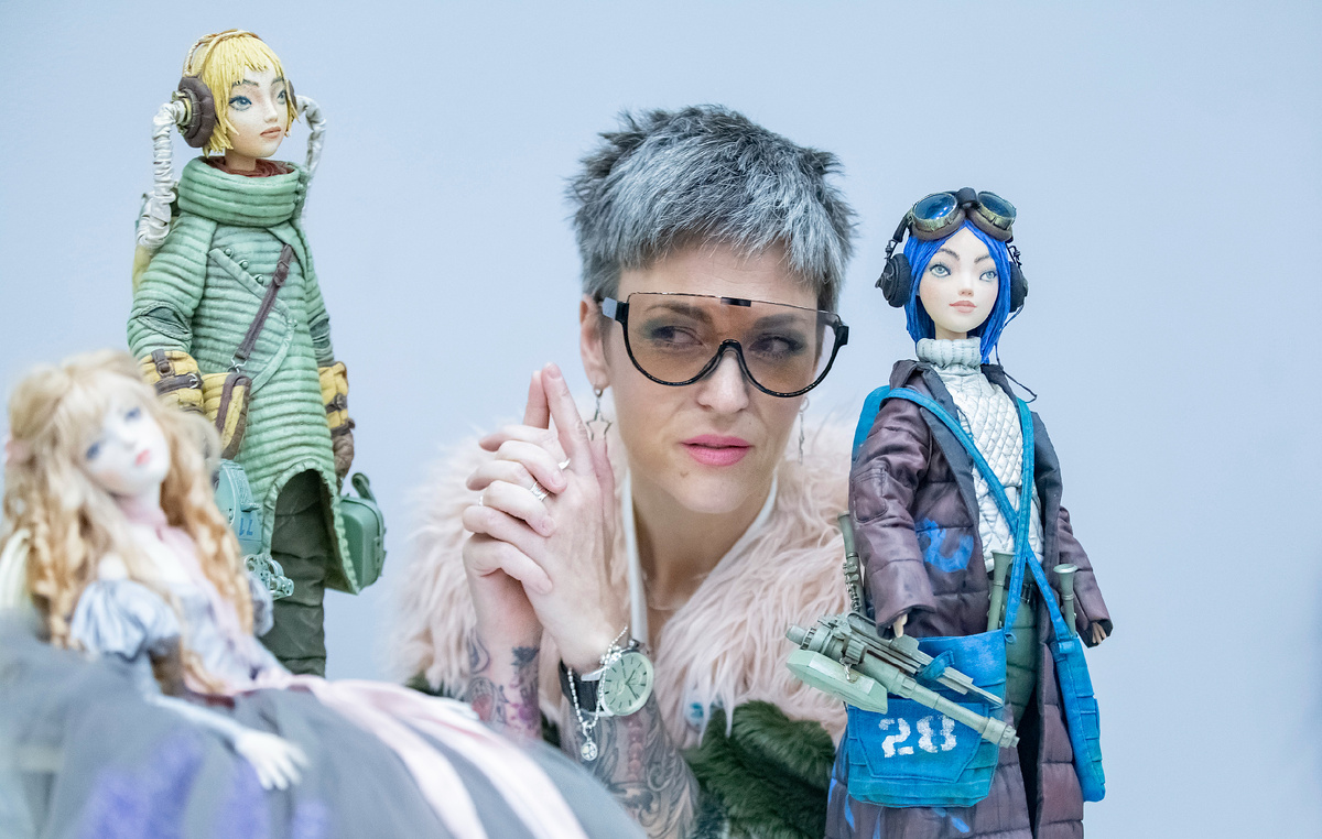 На фото Нина Маршак (pr-агент / креативный продюсер / интервьюер / модель 40+), фотограф Лена Киселёва. Локация: Москва, ТВК "Тишинка" выставка "Бал кукол" стенд Art Queen TV экспонент и информационный партнёр мероприятия 12-15 июня 2025 