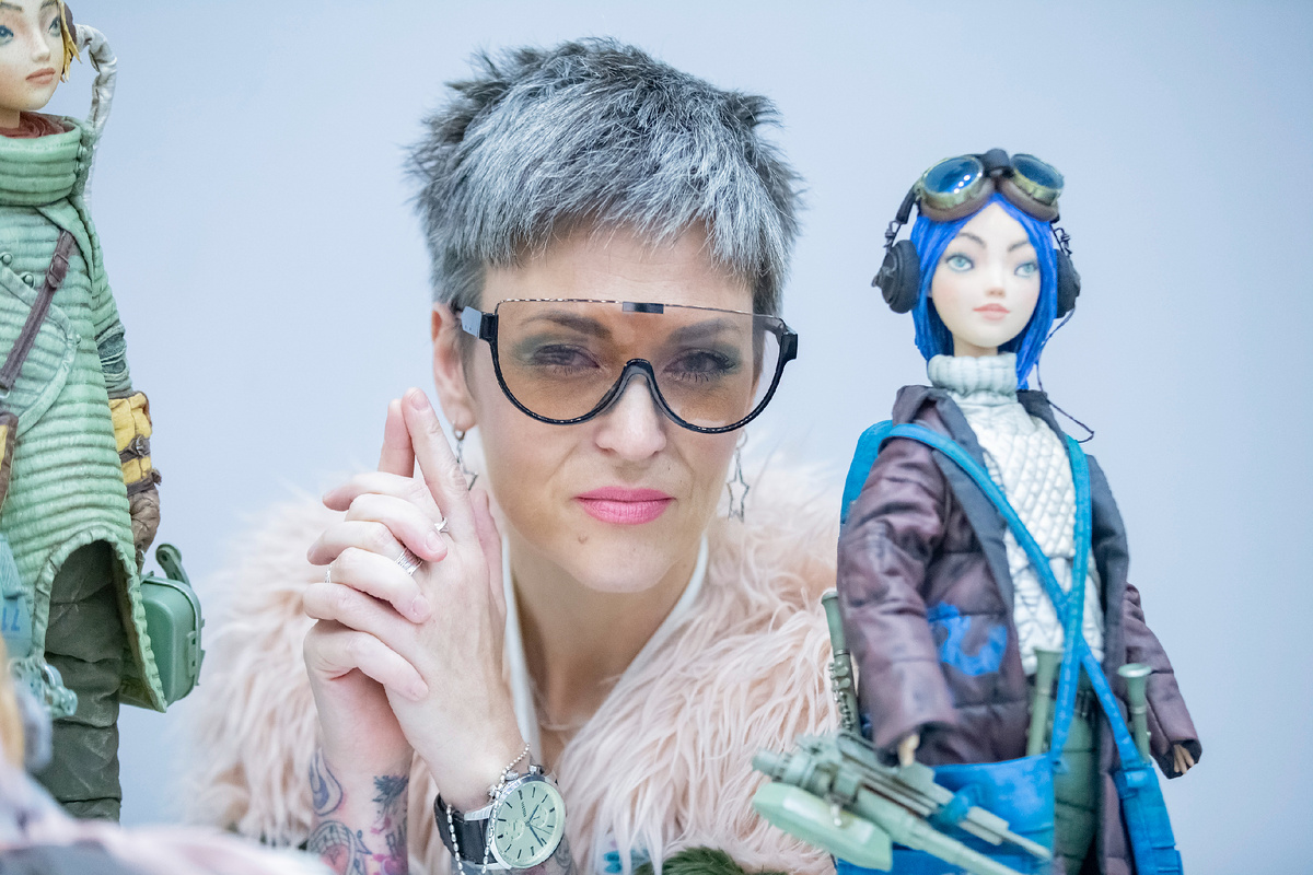 На фото Нина Маршак (pr-агент / креативный продюсер / интервьюер / модель 40+), фотограф Лена Киселёва. Локация: Москва, ТВК "Тишинка" выставка "Бал кукол" стенд Art Queen TV экспонент и информационный партнёр мероприятия 12-15 июня 2025