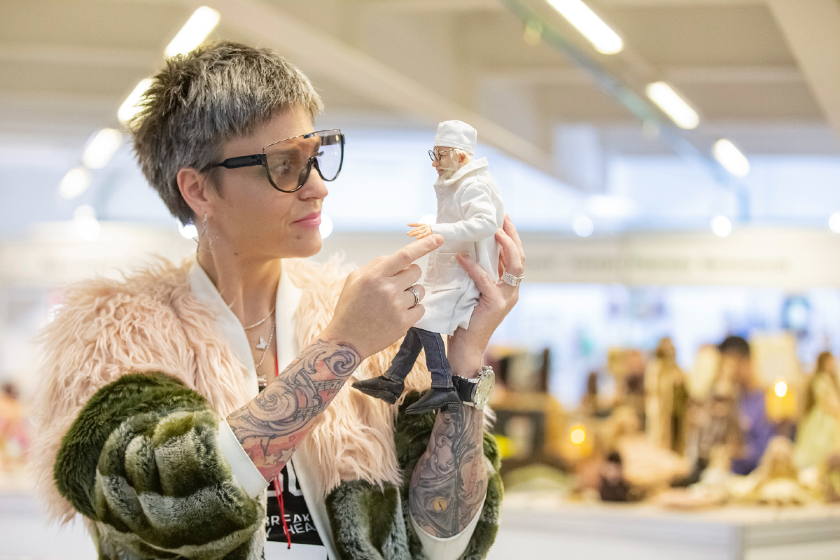 На фото Нина Маршак (pr-агент / креативный продюсер / интервьюер / модель 40+), кукла ручной работы "Айболит" - аторская работа художника Владимира Емельяненко (фотограф Лена Киселёва). Локация: Москва, ТВК "Тишинка" выставка "Бал кукол" стенд Art Queen TV экспонент и информационный партнёр мероприятия 12-15 июня 2025