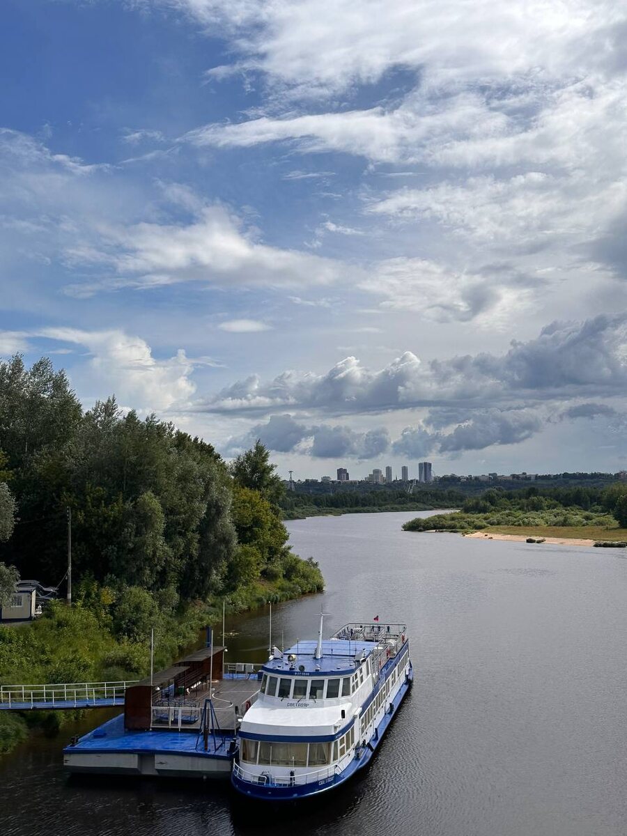 Вид на яхт-клуб с моста