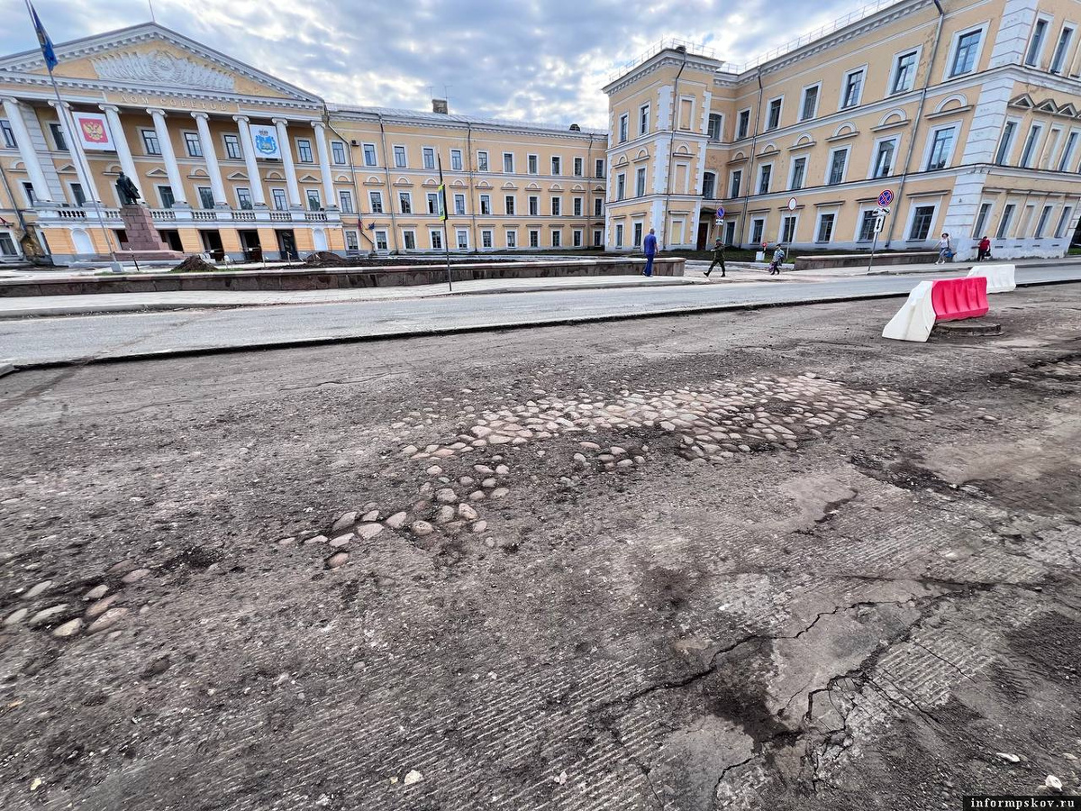 Историческая булыжная мостовая обнажилась при ремонте улицы Некрасова в Пскове. Фото: ПАИ