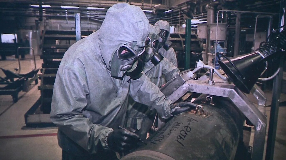 Процесс уничтожения химических боеприпасов.