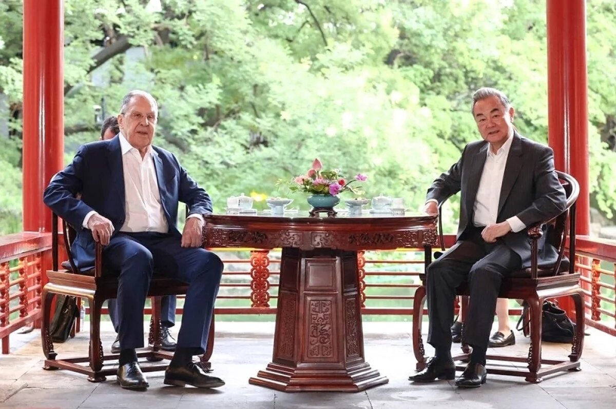    Министр иностранных дел РФ Сергей Лавров и министр иностранных дел Китая Ван И на встрече 13 июля 2025 года.