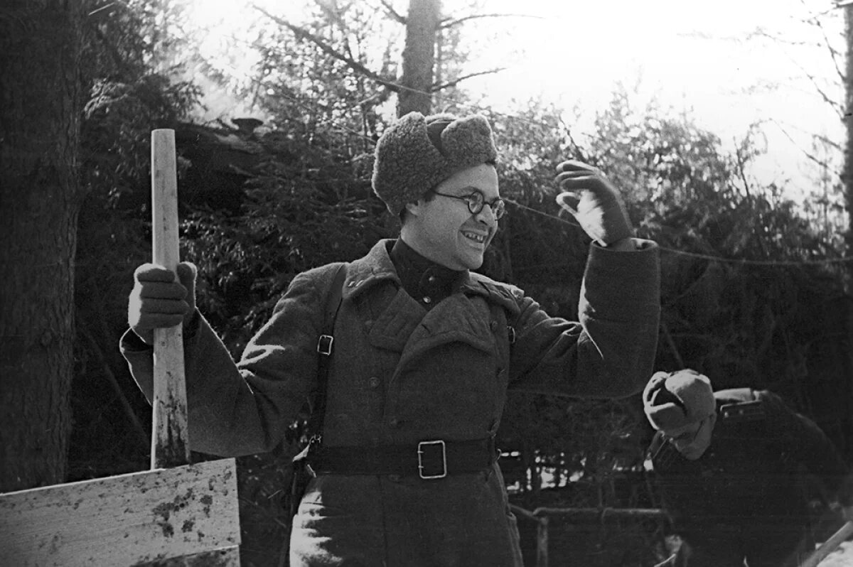    Поэт Михаил Матусовский в качестве сотрудника фронтовой газеты «За Родину» на редакционном задании на фронте. 1942 год