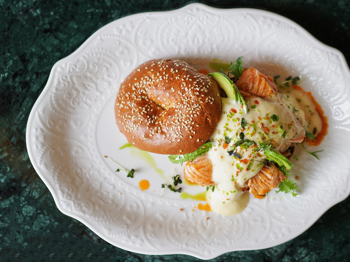 Бейгл с лососем, авокадо и сыром Hochland - 750 руб.