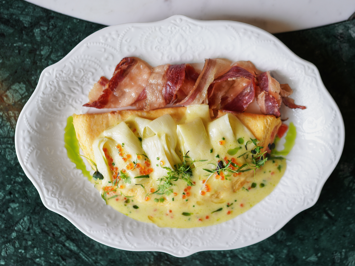 Омлет с томатами, говяжьим беконом и спаржей - 750 руб. 