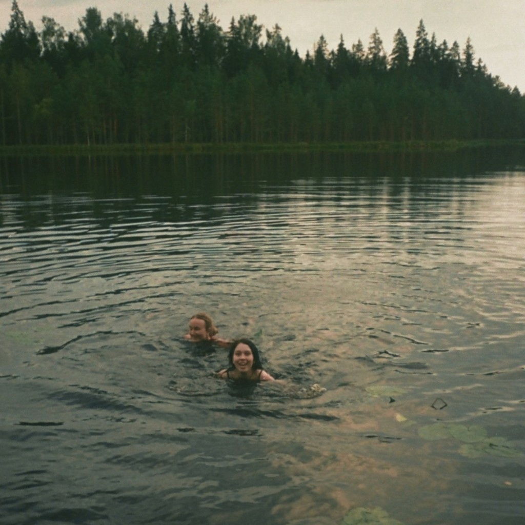 Это мы счастливые купаемся в этом озере, бодряще! Личный фотоархив, плёночный снимок