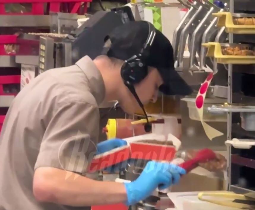 Плюёт (кадр видео)