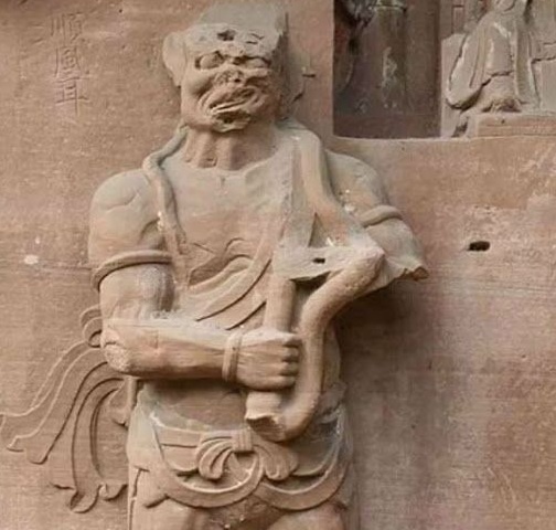 Что за предмет в руке? (Источник: i.pinimg.com).