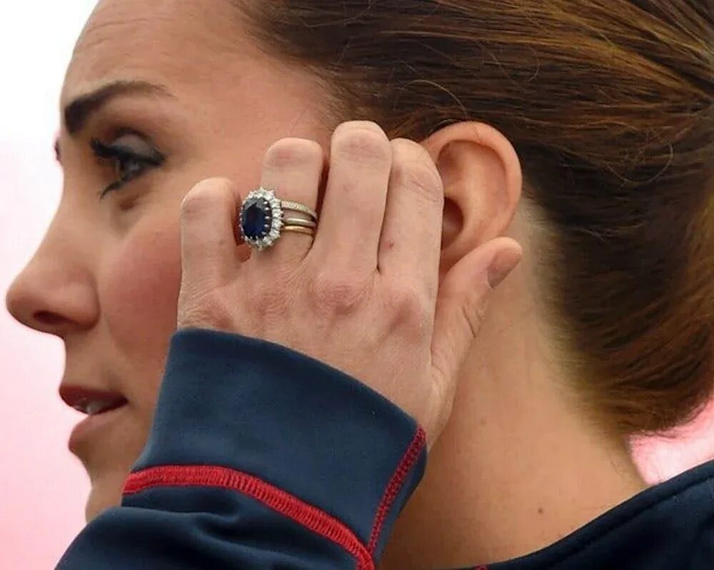 Помолвочное кольцо Дианы и Кейт с сапфиром