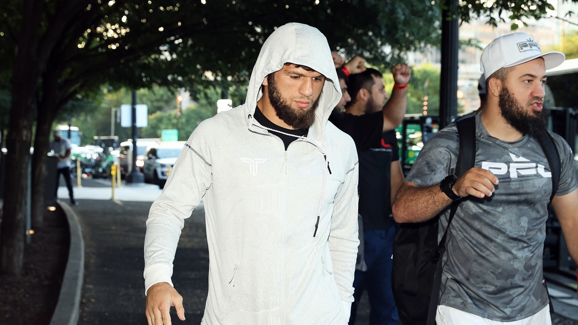    Тимур Хизриев (в центре). соцсети