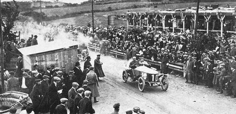 Самые первые автомобильные гонки появились ещё в конце XIX века. Одна из первых официальных гонок — **Paris–Rouen 1894** — собрала энтузиастов, чьи машины больше напоминали кареты с моторами. Уже тогда стало ясно: люди хотят не просто ездить, а соревноваться.  