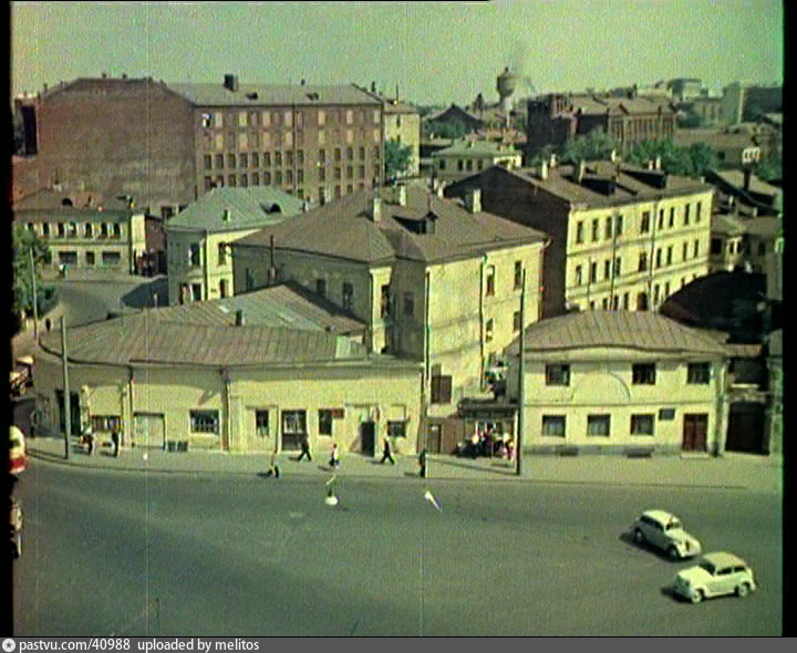 Вид Таганской площади с угла Гончарной улицы, 1954 – 1955 г. Улица Большие Каменщики начинается слева за закруглённым одноэтажным зданием.