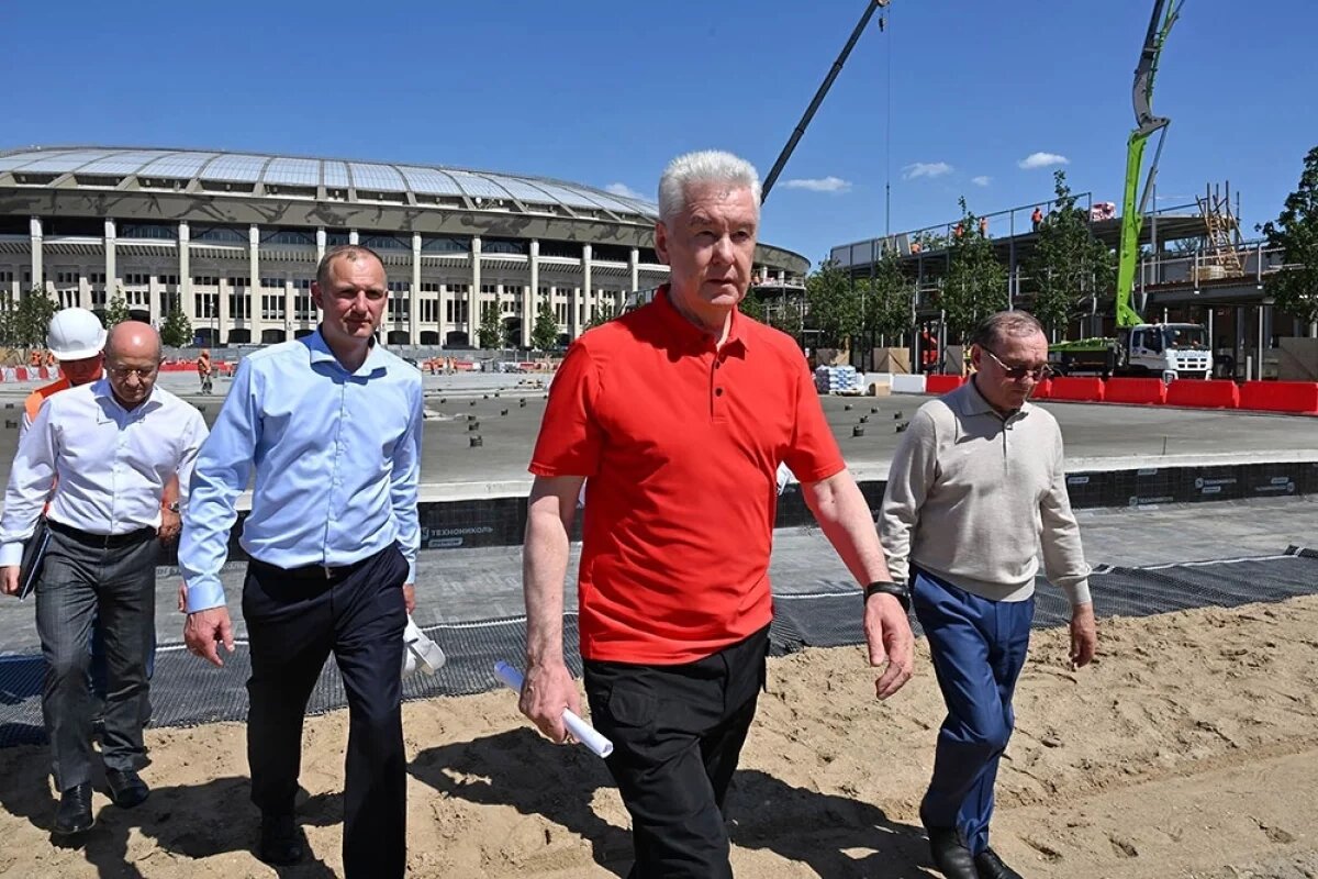    Сергей Собянин рассказал: работы по благоустройству в «Лужниках» разбиты на три этапа. Сейчас в разгаре первый этап.