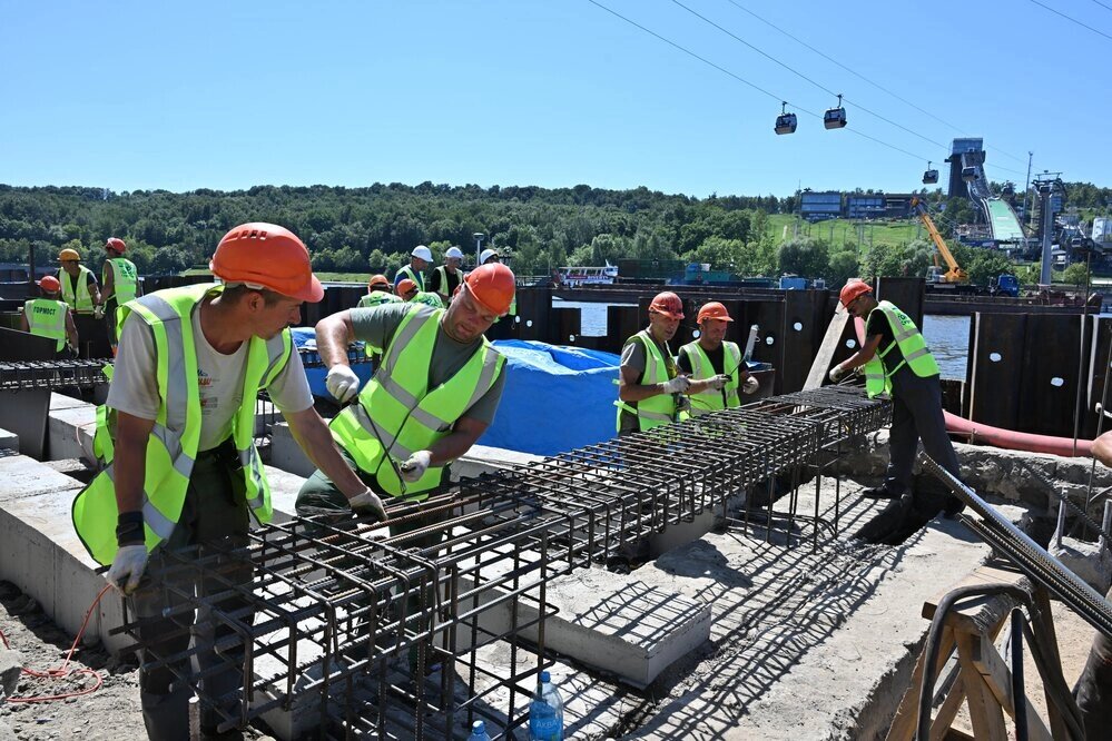    По периметру бассейна расположат кафе, лавочки и стулья — для отдыха. Фото: Агентство городских новостей "Москва"/ Владимир Новиков