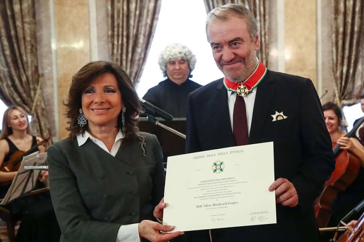    Маэстро Валерий Гергиев награжден орденом Звезды Италии за «постоянный вклад в укрепление итало-российских отношений с использованием уникального художественного языка, которым он продолжает рассказывать об Италии».