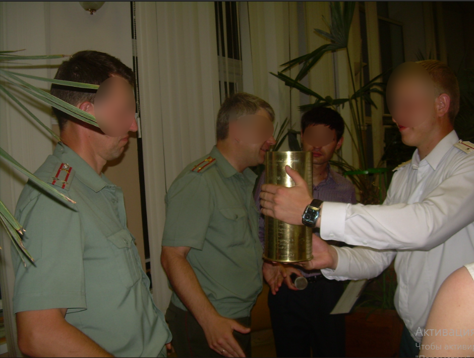 Вместо конфетницы можно гильзу применить...