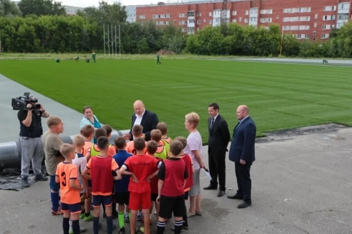    Мэр Шелест и юные спортсмены.