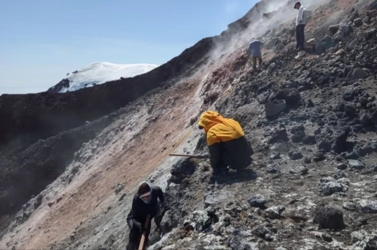    Ученые совершили восхождение на вулкан Алаид на Курилах