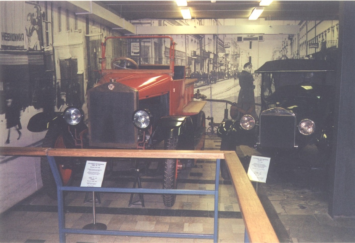 пожарная линейка на шасси АМО Ф-15, выпущенная в 1930 году Московским (Миусским) заводом №6. Машина с четырехцилиндровым двигателем мощностью 35 лошадиных сил развивала скорость до 50 км в час