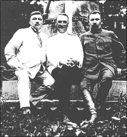 Слева Николай, в центре адмирал Старк, справа - Спиридон. Сидят возле памятника шхуне "Крейсерок". Памятник восстановлен и сейчас находится во Владивостоке на том же месте. Фото из открытых источников.