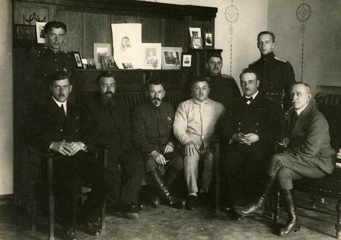 В светлом - Николай, слева от него - Спиридон. Со Старком они, видимо, дружили. Фото из открытых источников.