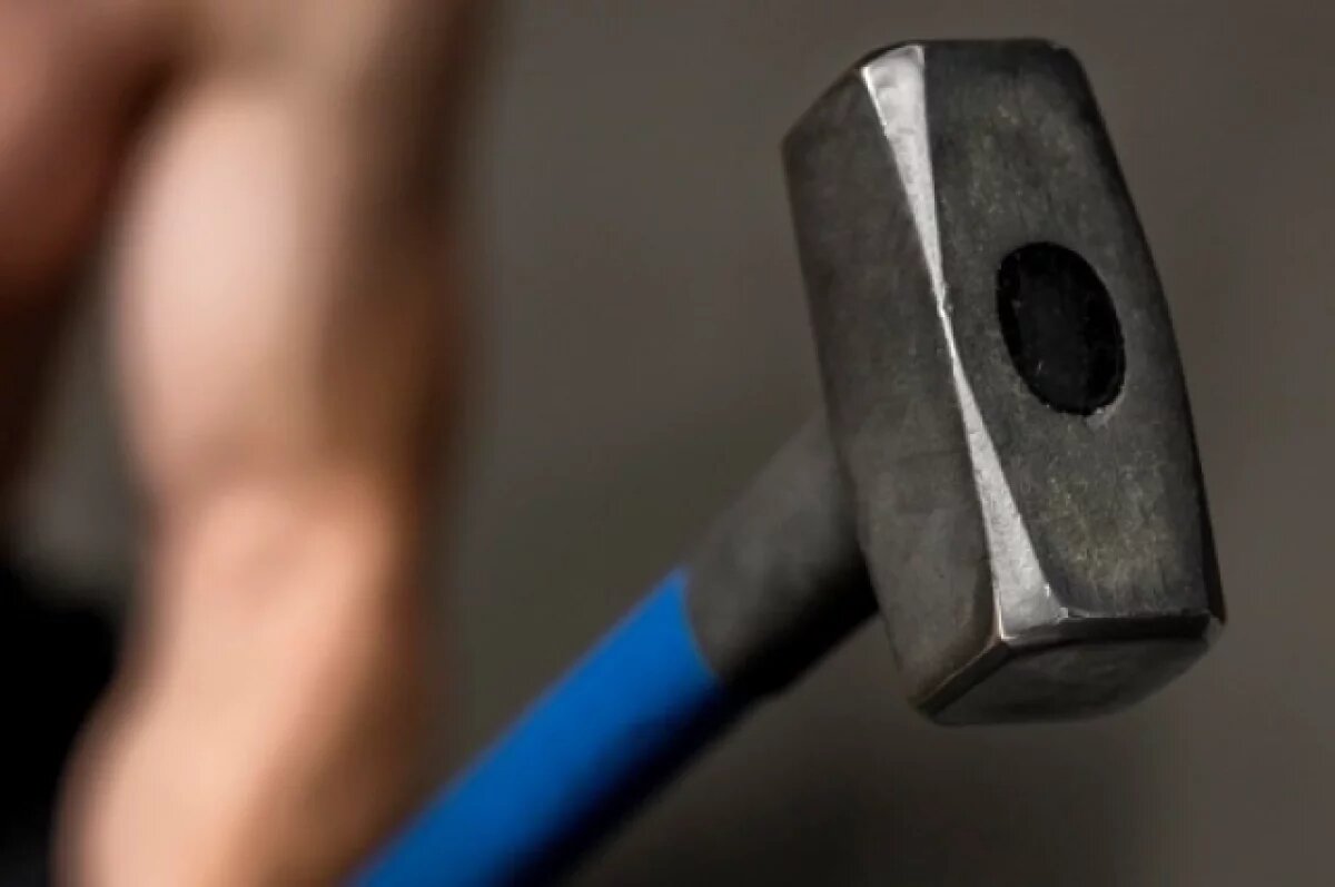    Житель Омской области из-за давней ссоры ударил мужчину кувалдой