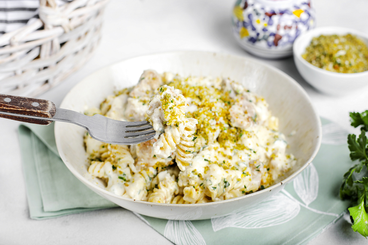 Фузилли три сыра с куриными бедрышками и ореховой крошкой