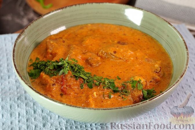 индейка, помидор , перец сладкий, перец острый, лук репчатый, чеснок, паприка молотая, соль, перец чёрный молотый, сметана, сливки, мука, масло растительное