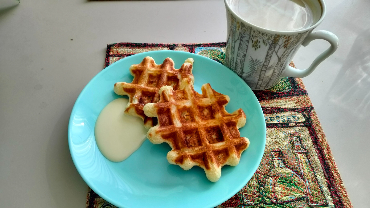 Вот только сгущёнка лишняя была, вафли и так сладенькие