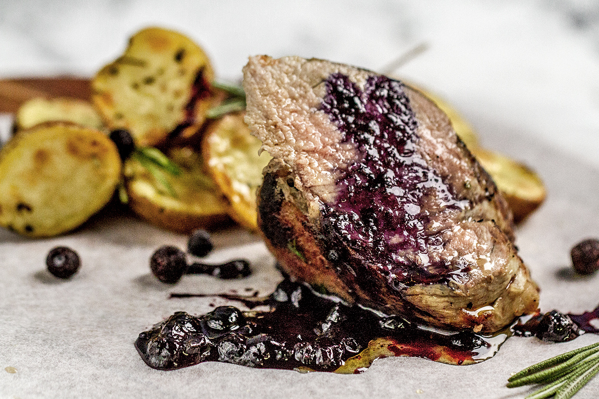 Свиная вырезка с запечённым бэби-картофелем и черничным соусом